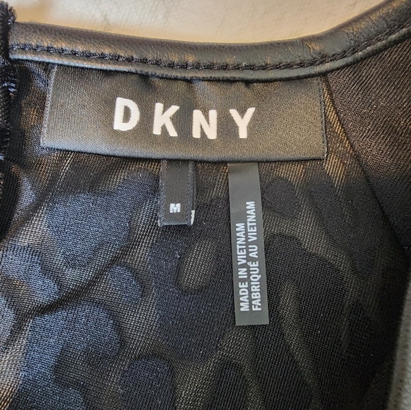 DKNY Host Pick  Black Blooms Faux Leather Shoulder & Neckline Top Size M - Picture 4 of 7